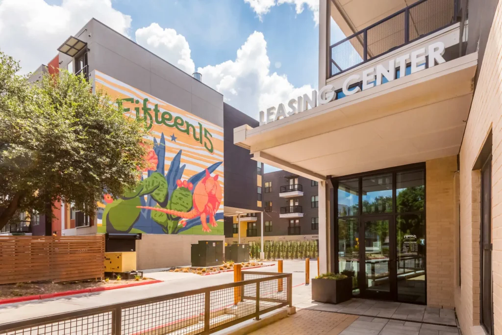 Fifteen 15 Lamar Leasing CMF Photo 9422