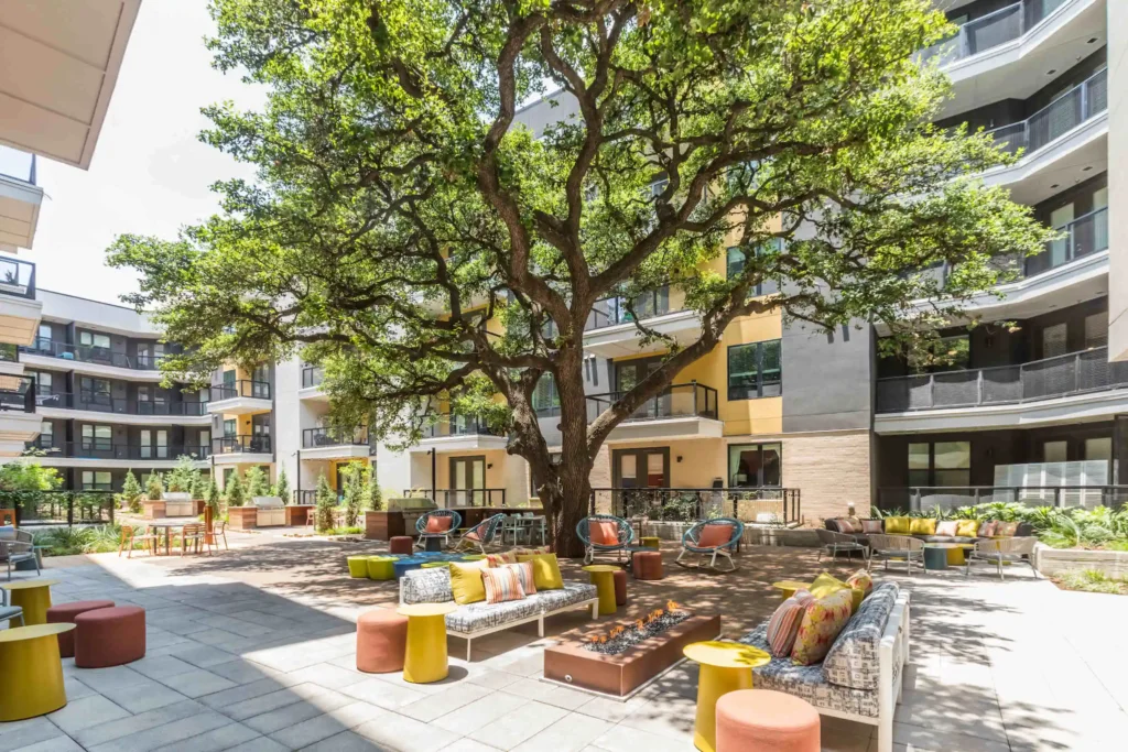 Fifteen 15 Lamar Main Courtyard CMF Photo 8982