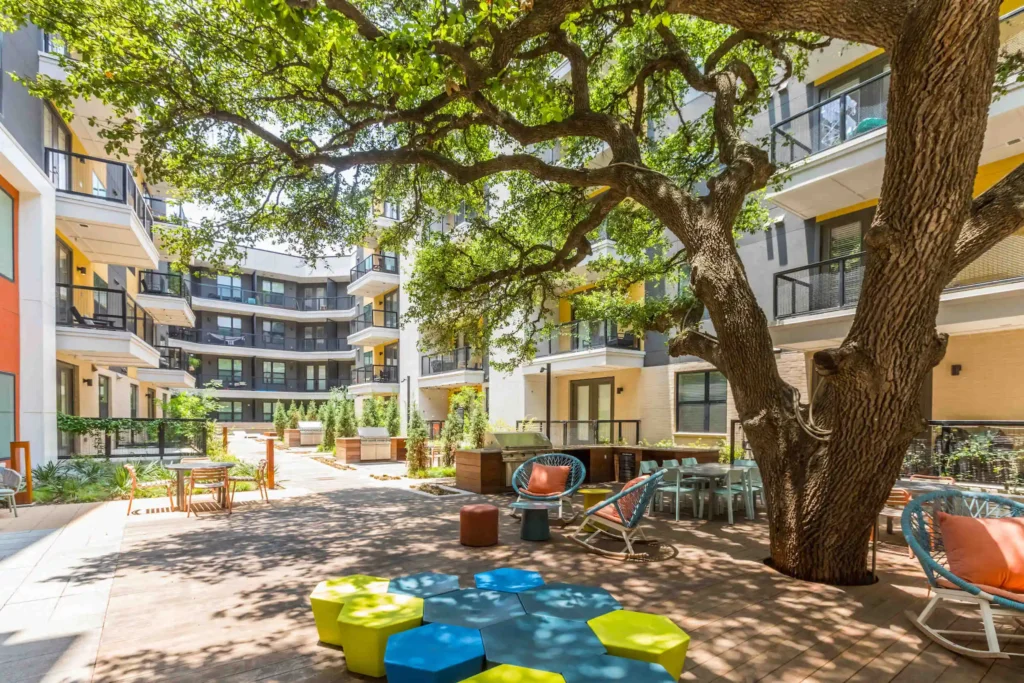 Fifteen 15 Lamar Main Courtyard CMF Photo 8991