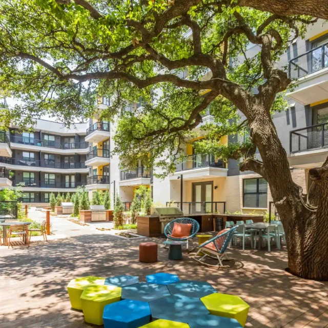 Fifteen 15 Lamar Main Courtyard CMF Photo 8991