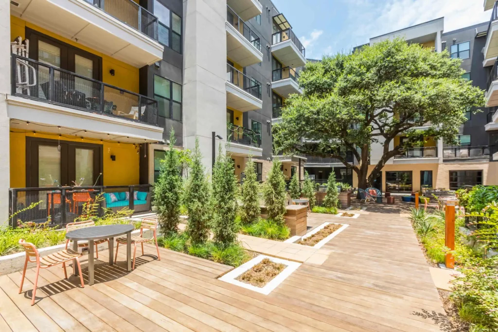 Fifteen 15 Lamar Main Courtyard CMF Photo 8997