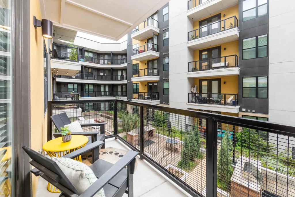 Fifteen 15 Lamar Patio