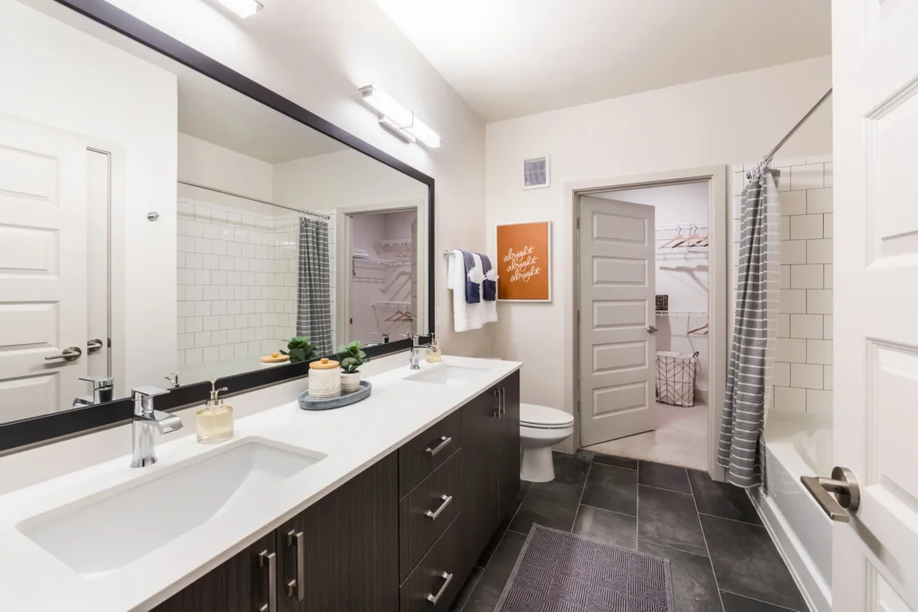 South austin apartments the Fifteen 15 Lamar Primary Bath