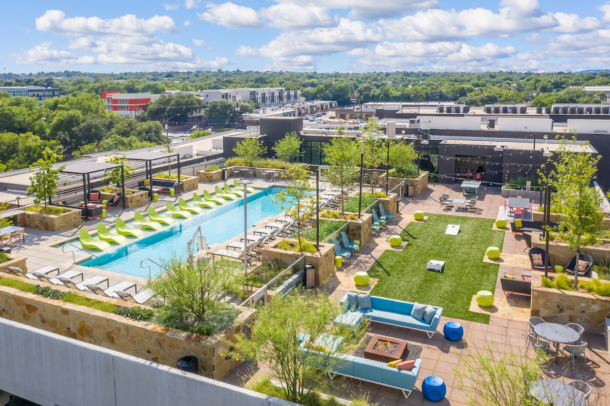 fifteen 15 lamar pool deck amenity cmf photo 0141